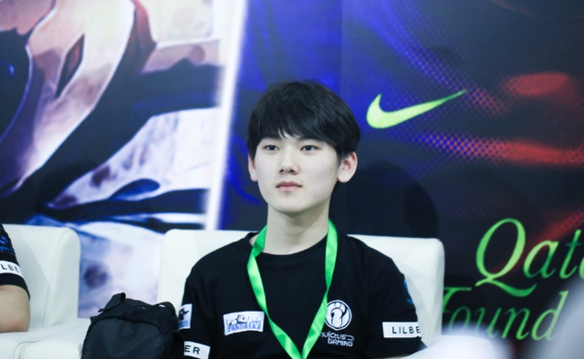 TES发布化妆照片并拍摄VLOG：快来看看帅气的Taoren的凹造型